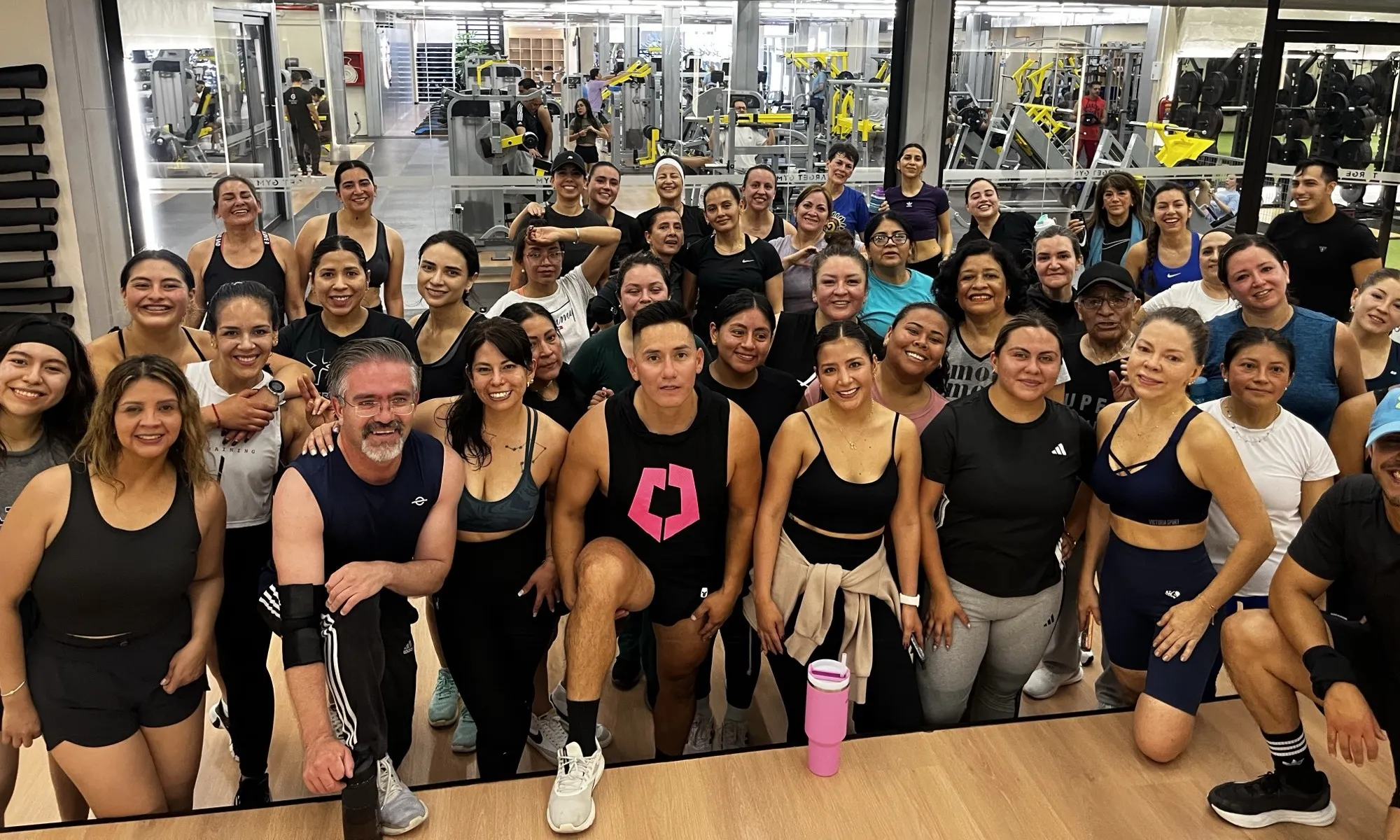El equipo CRICRIMANIA reunido en el gimnasio.