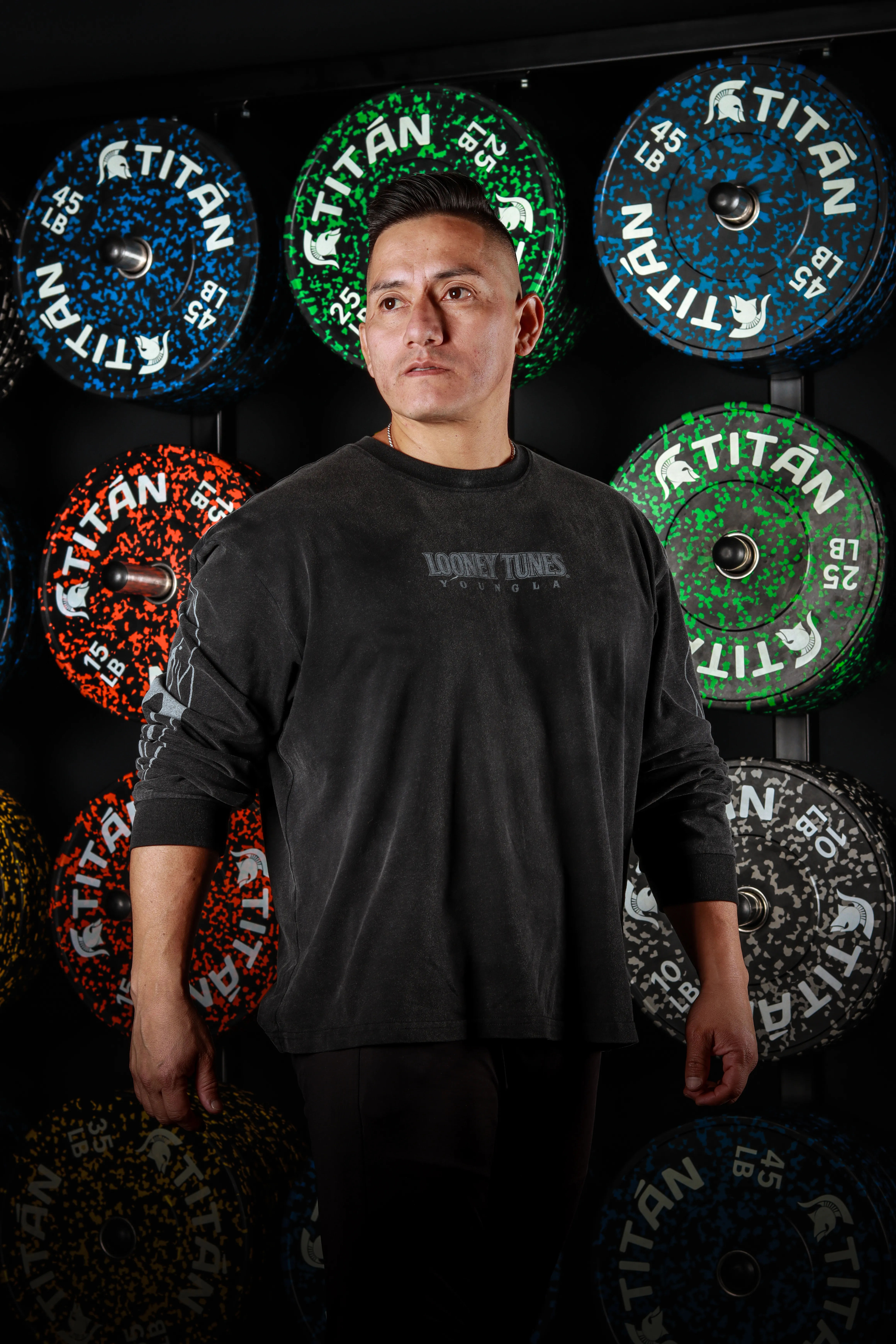 Cristian de pie mirando al horizonte